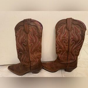 Pre owned Ariat boots. Worn a few times. 8.5